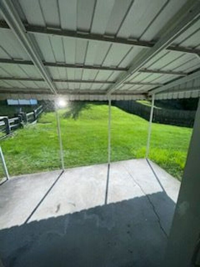 Building Photo - Three bedroom house