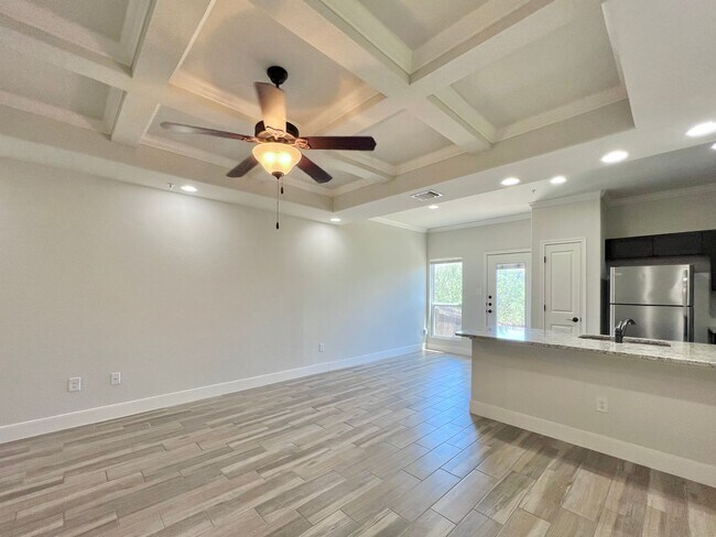 Foto del edificio - Spacious Townhome with a Private Backyard & No Rear Neighbors!