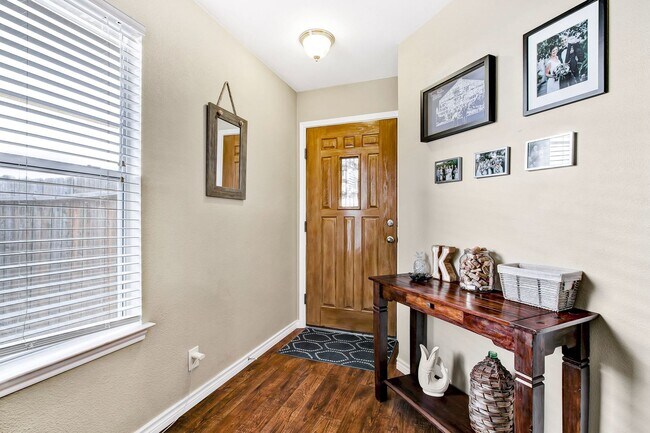 Foto del edificio - Stunning Open-Concept Home with Modern Amenities and Prime Location