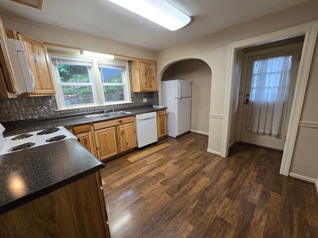 Building Photo - Charming Ranch Right Off W King Street!