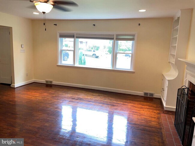 Foto del edificio - 245 W Chestnut Hill Rd