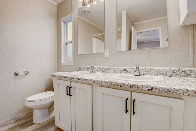 Foto del edificio - 1800 Oak Grove Rd E