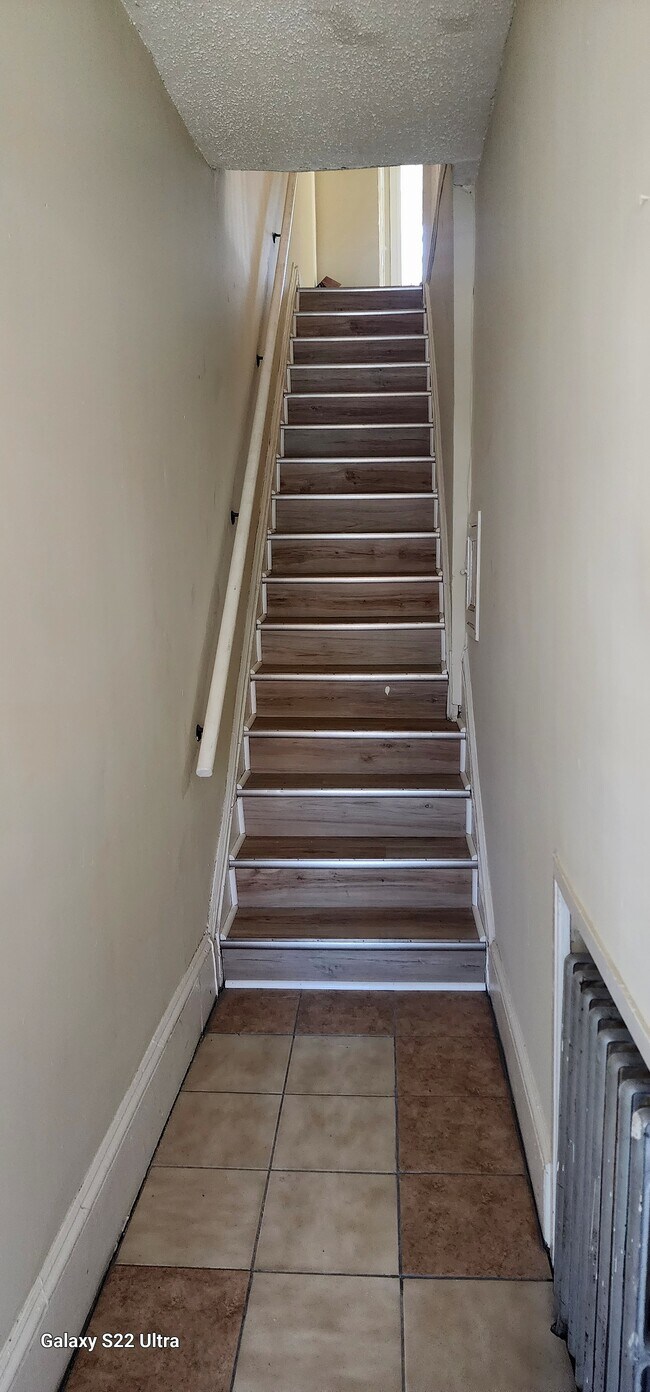 escaleras de acceso a la unidad - 36 Maple Ave