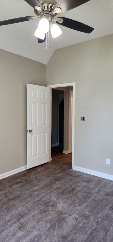 Foto del edificio - 5566 Kentwood Dr