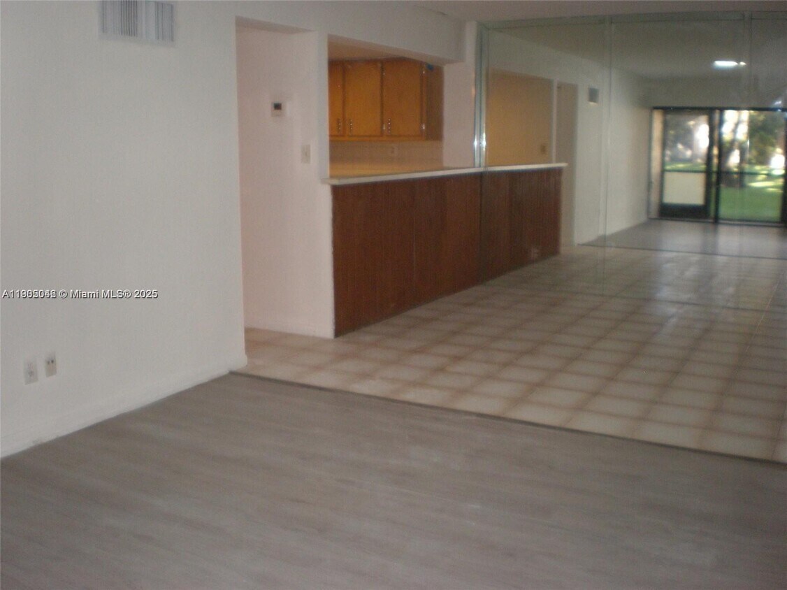 Foto principal - 5855 Washington St