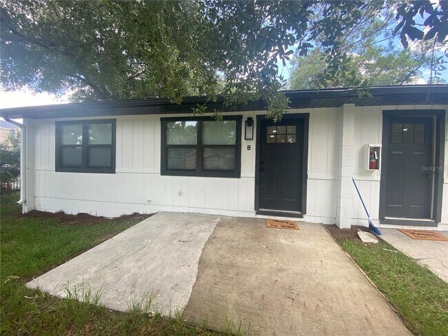 Foto del edificio - 704 Angelina Ln