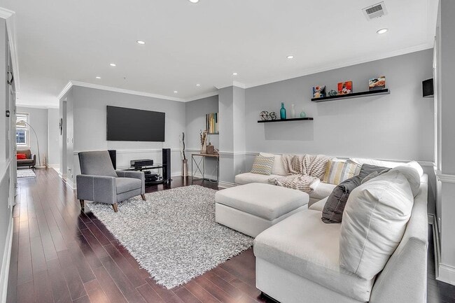 Foto del edificio - 274 Roslyn Ct