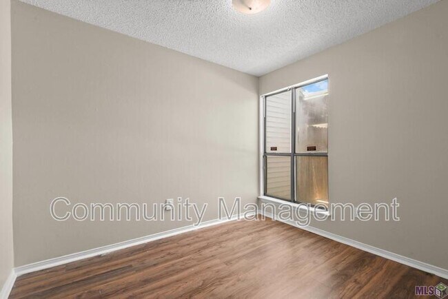 Foto del edificio - 4365 Jefferson Woods Dr