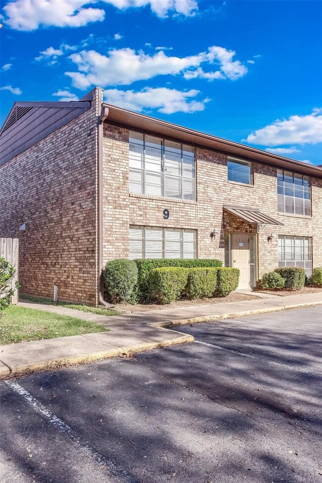 Building Photo - 1820 E Kings Hwy