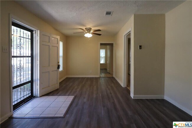 Foto del edificio - 1512 White Ave