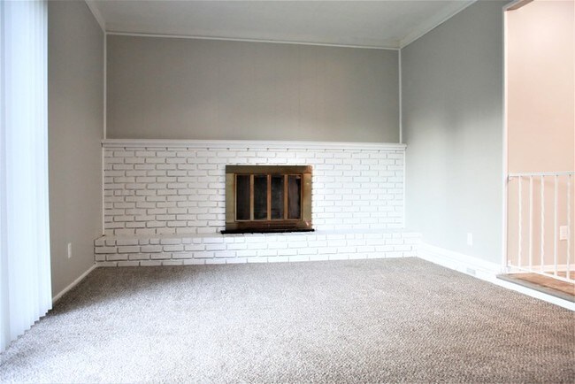 Building Photo - Comfy Ranch House