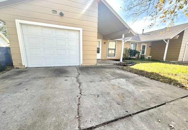 Building Photo - 3 bedroom 2 bathroom home Near In Broken A...