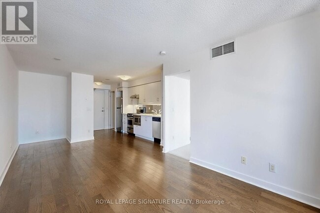 Building Photo - 320 Richmond St E