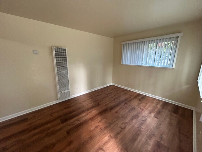 Building Photo - NB EBN T 22202