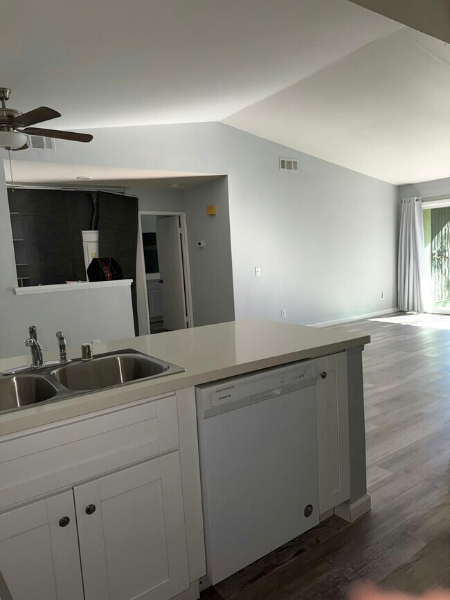 Foto del edificio - 2425 Cranston Dr