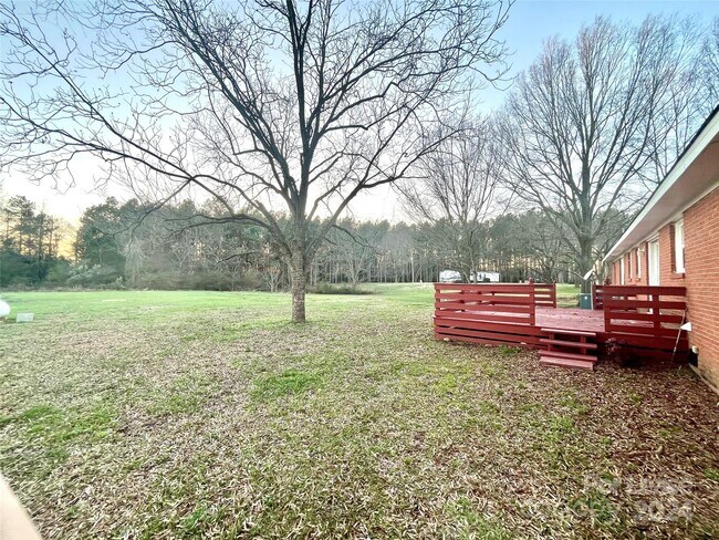 Foto del edificio - 5628 White Store Rd