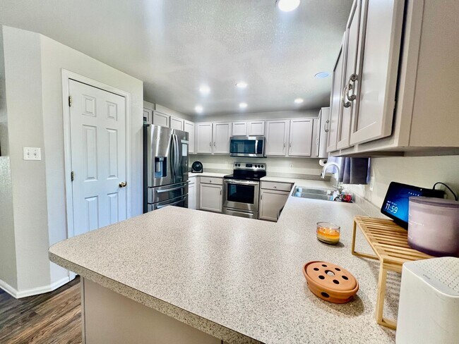 Building Photo - Beautifully Updated Home In Desirable Hend...