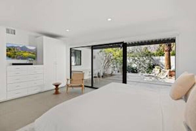 Building Photo - 5 bedroom 5 bath Available for Short Term ...