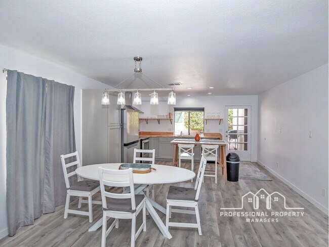 Foto del edificio - 3-bedroom, 2-bathroom home in Yuma Corona