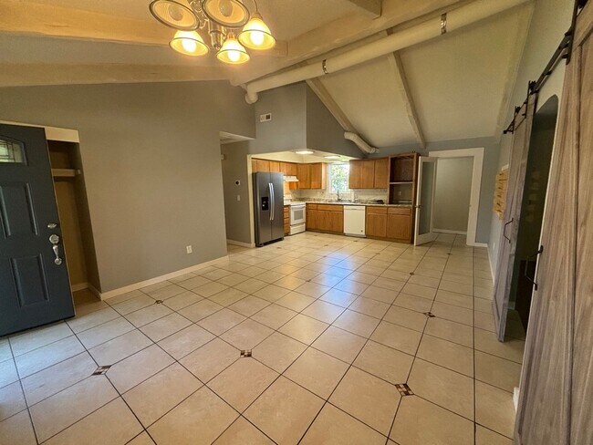 Foto del edificio - Charming 3-Bed Home in Hayden Lake — Spacious Lot & Attached Garage!