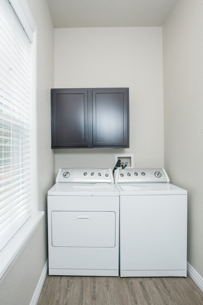 Foto del edificio - Modern Style Home Minutes from Campus and ...