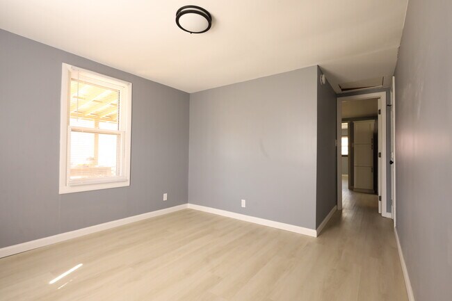 Bed 1 - 1653 Walker Ln