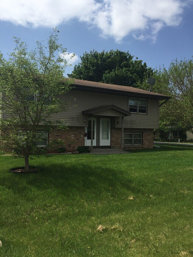 414 2nd St, Gilbert, IA 50105 Townhome Rentals in Gilbert IA