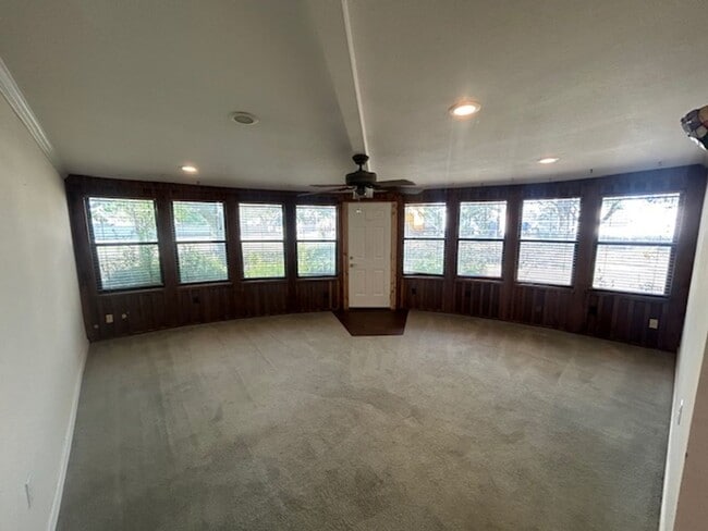 Foto del edificio - Spacious and Private Midway ISD Home