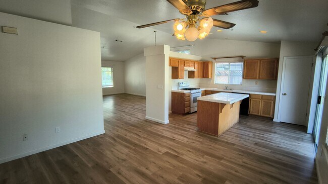 Foto del edificio - Brand New Flooring and FRESH Paint - SPACIOUS 3 BEDROOM HOUSE IN LIVERMORE!!!