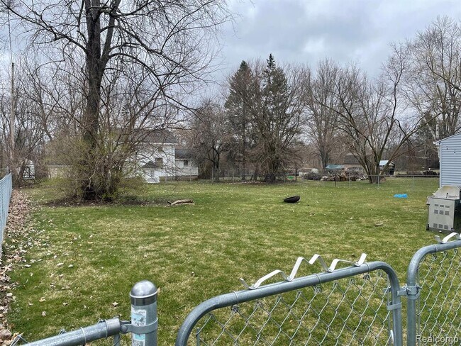 Foto del edificio - 2434 N Long Lake Rd