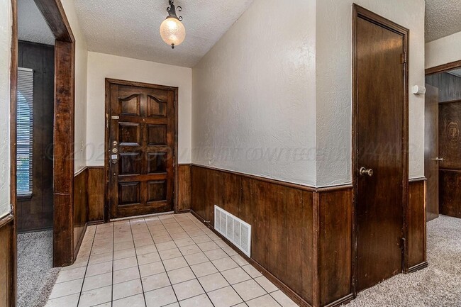 Building Photo - 5712 SW 48th Ave