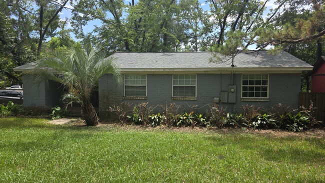 Building Photo - 1701 Pepper Dr