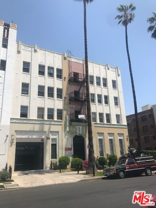 Building Photo - 814 S Hobart Blvd