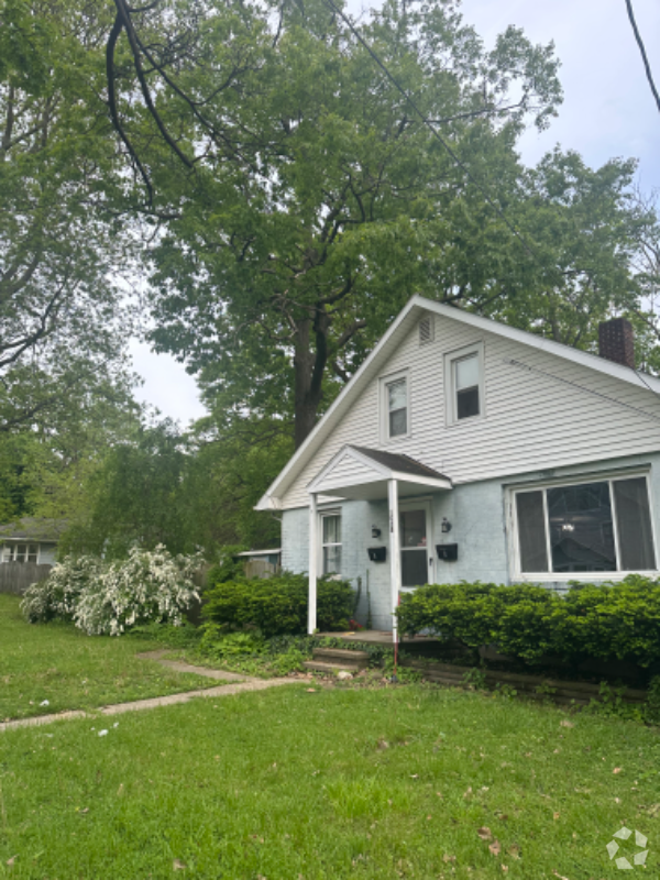 Building Photo - 1028 Bement St