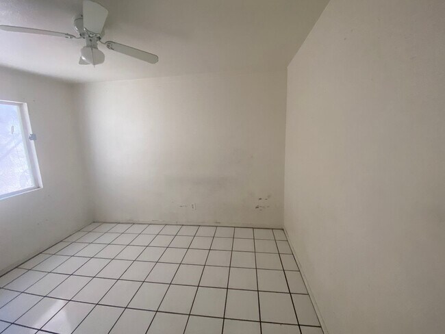 Building Photo - 1321 W Vogel Ave