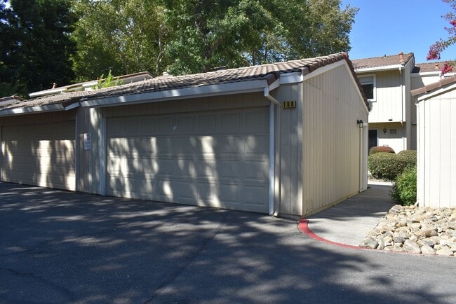 Building Photo - Freshly updated condo unit with a communit...