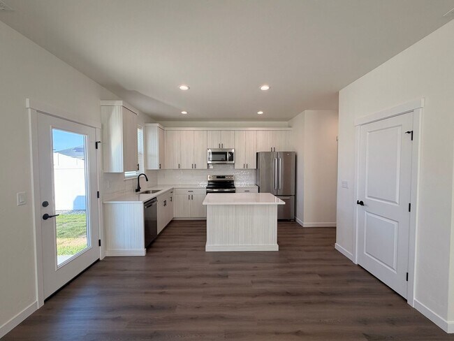 Foto del edificio - Beautiful New Construction- 3 bed, 2.5 ba, Quartz Countertops & Fenced Backyard