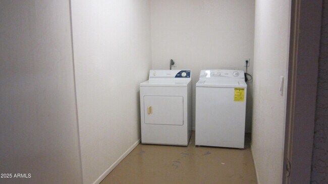 Foto del edificio - 1340 N Recker Rd