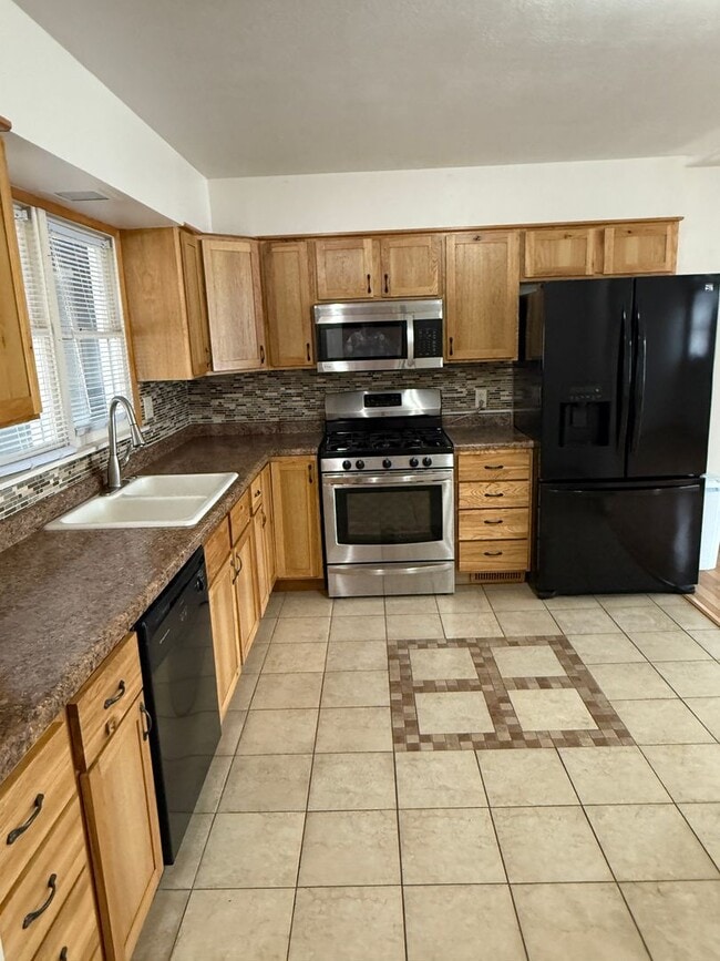 Building Photo - 2 bedroom, 1 bath Home for Rent