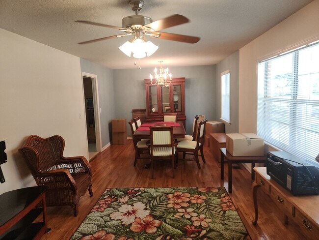 Foto del edificio - Charming 3-Bedroom Home with Spacious Layo...