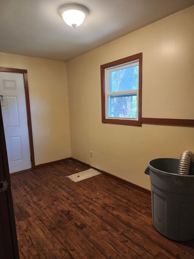 Foto del edificio - 4 bedroom 1 bath on corner lot