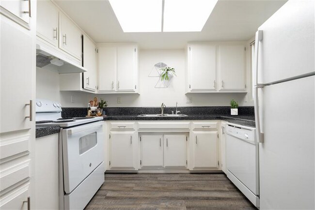 Foto del edificio - 1110 Meadow Lake Dr