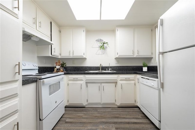 Building Photo - 1110 Meadow Lake Dr