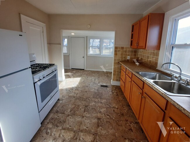 Building Photo - Charming 2 Bed, 1 Bath, Hardwood Floors, L...