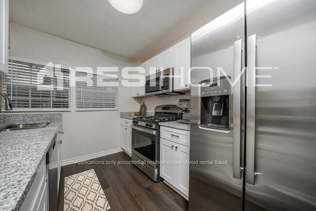 Building Photo - 3704 Hollyridge Court