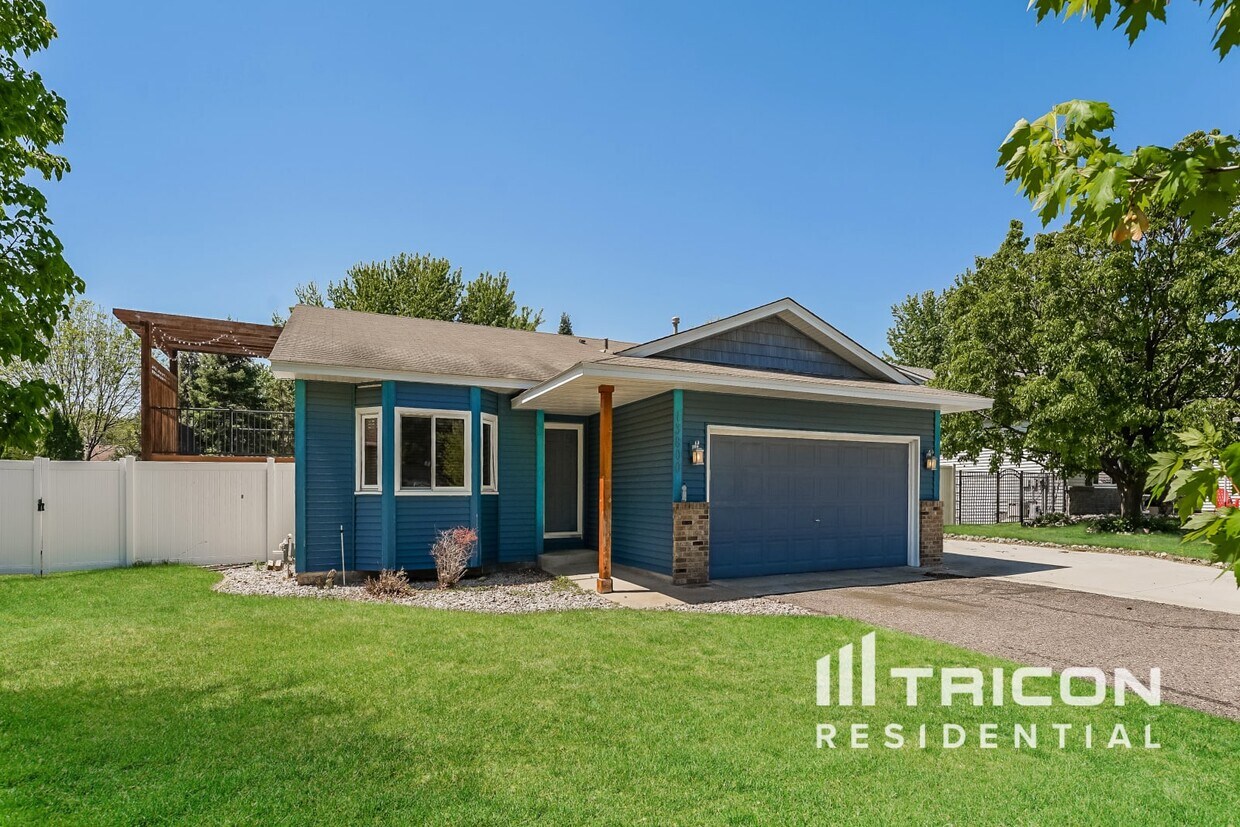 Foto principal - 13800 Raven St NW