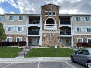 Building Photo - 1923 N Crest Rd