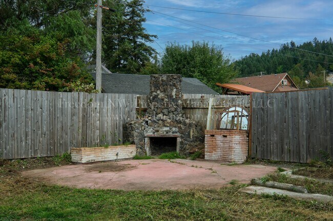 Foto del edificio - 682 SW McFadden Ave