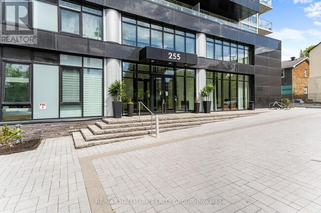 Photo du bâtiment - 255-255 Bay St