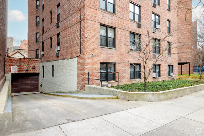 Building Photo - 140-50 Burden Cres